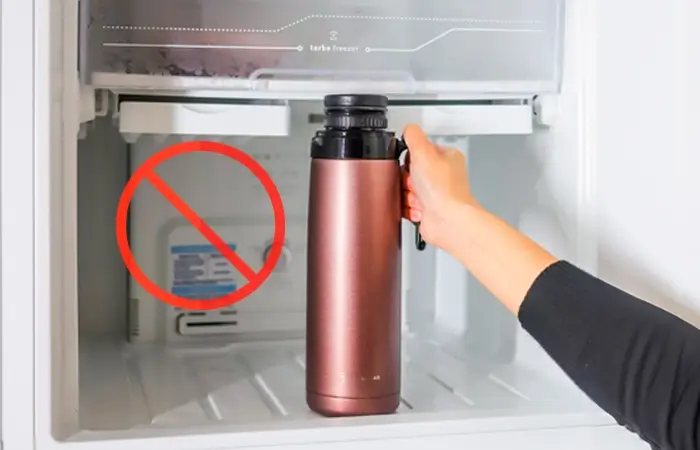 Não coloque garrafa térmica no congelador