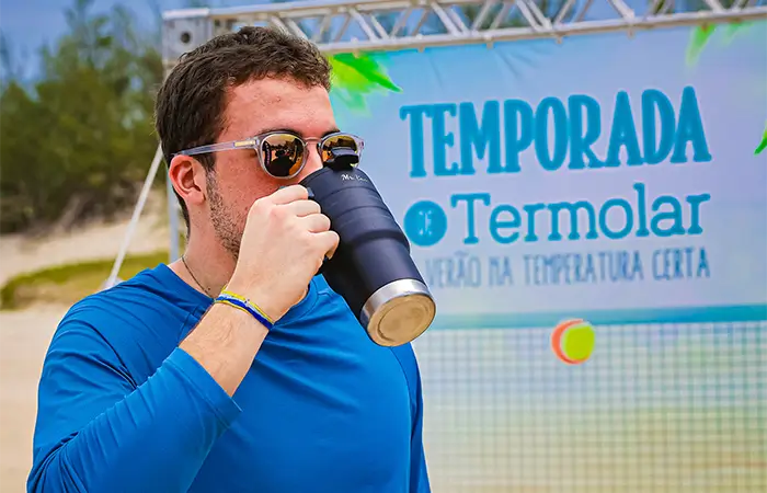 Homem se hidratando com copo térmico Termolar