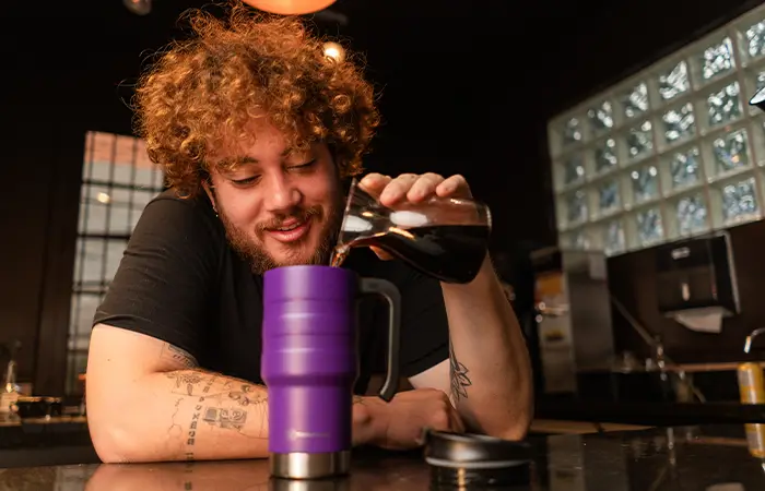 Imagem de um homem preparando cold brew no copo térmico da Termolar
