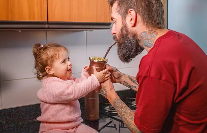 Pai tomando chimarrão no dia dos pais