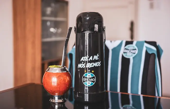 Garrafa térmica grêmio com a frase até a pé nós iremos