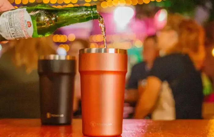 pessoa servindo cerveja no copo térmico Termolar