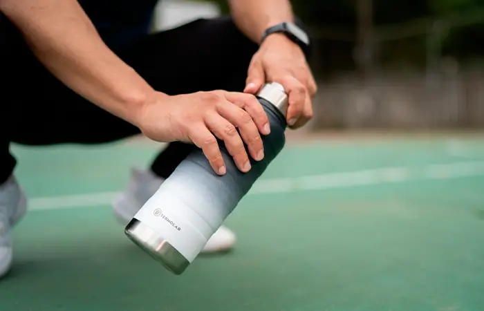 Garrafa térmica de água Termolar sendo usada em uma corrida