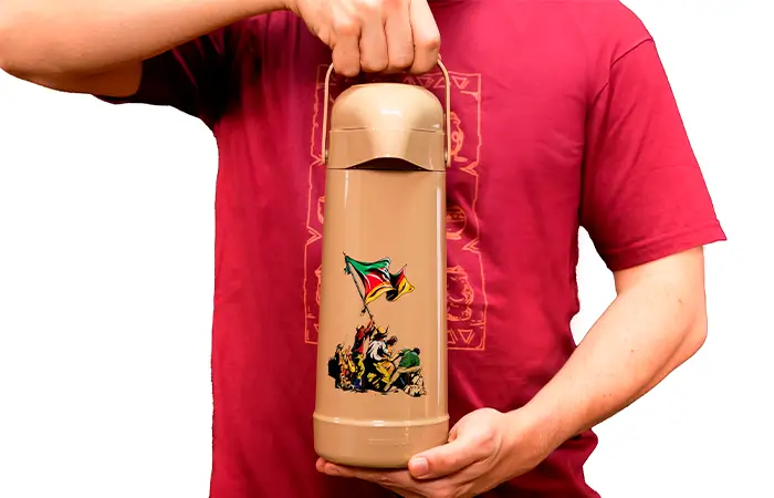 homem segurando garrafa térmica magic pump